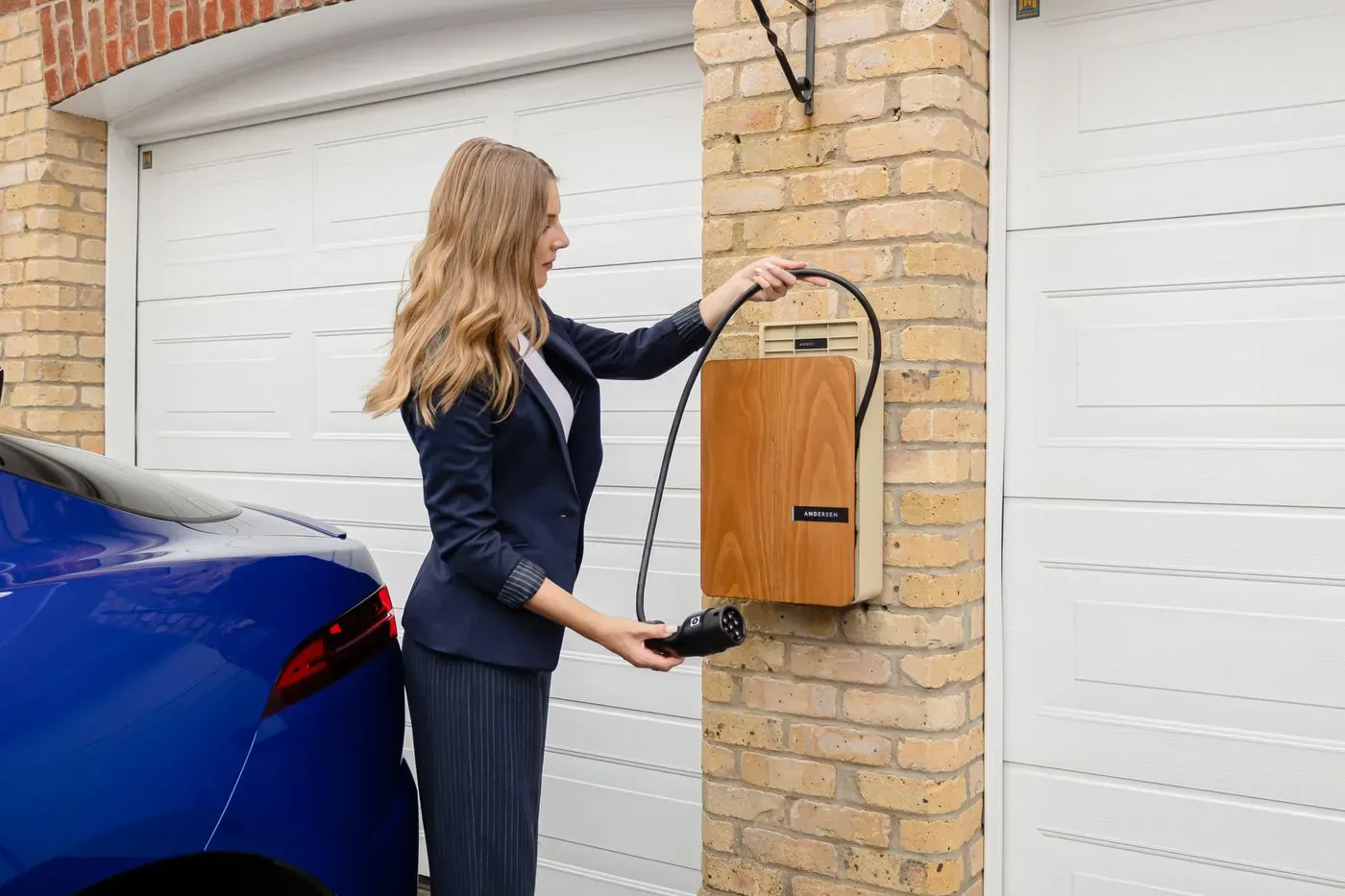 Électricien vérifiant un circuit lors d'une recherche de panne à Garges-lès-Gonesse